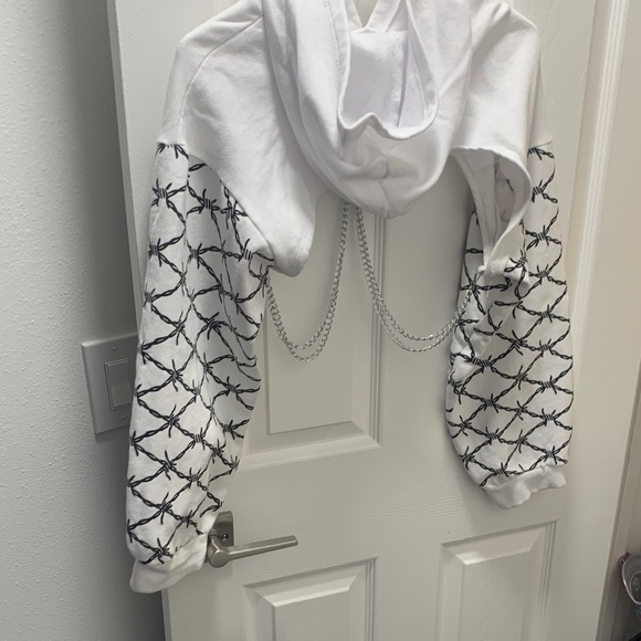 Stylish White and Black Chain Women's Sweater - Picture 3 of 3